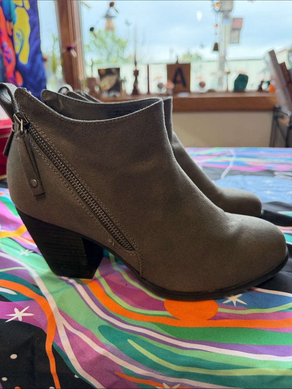 Torrid Women's Gray Suede Ankle Booties with double side zig zag zipper 8.5 NWOT